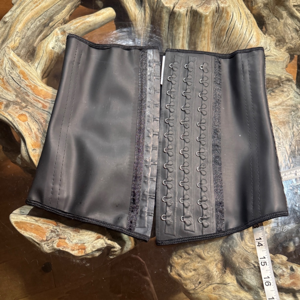 3 hook Small Waist Trainer size 32